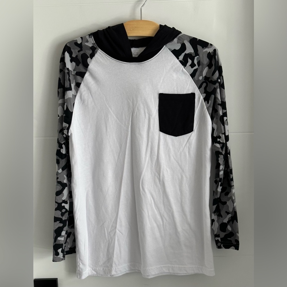 🎁The Children’s Place: Boys Hooded Long Sleeve Top- Size XL🎁